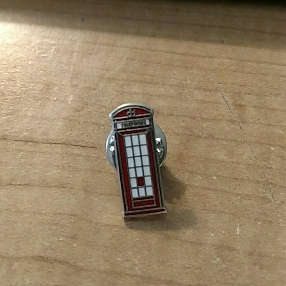 Jewelry - London Phone Booth pin